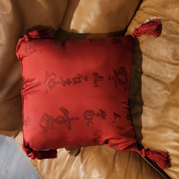 Other - Oriental silk pillow